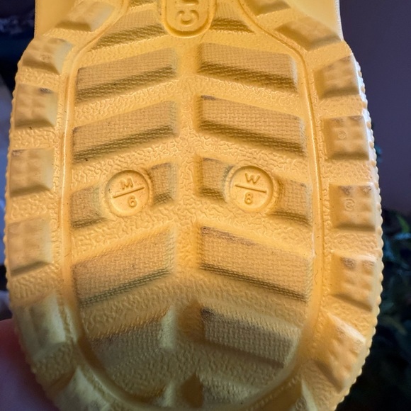 CROCS Yellow Clogs with Fuzzy Lining - Picture 7 of 9